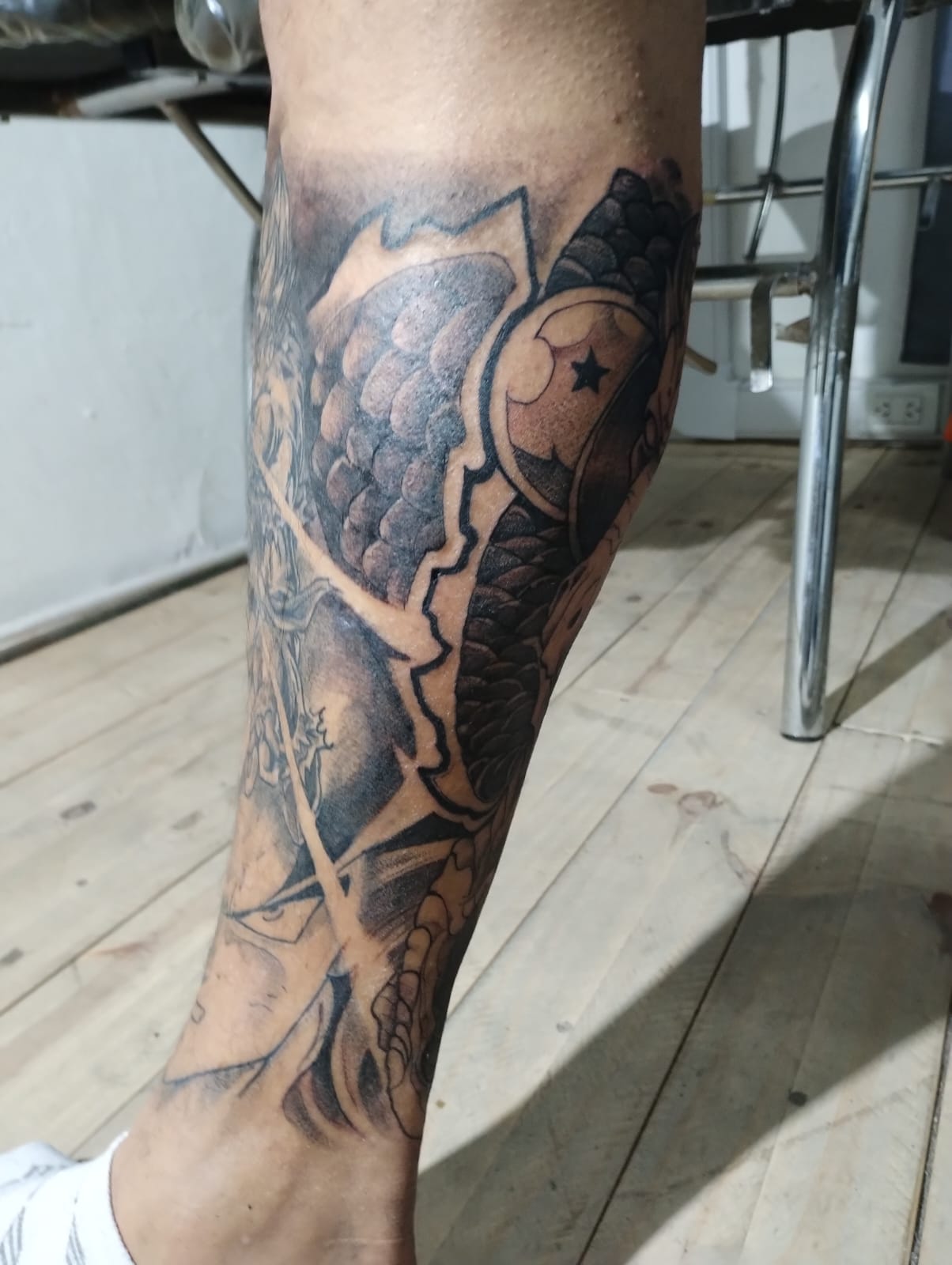 Tatuaje a color de escamas y ala en la pierna, Pol77tattoo