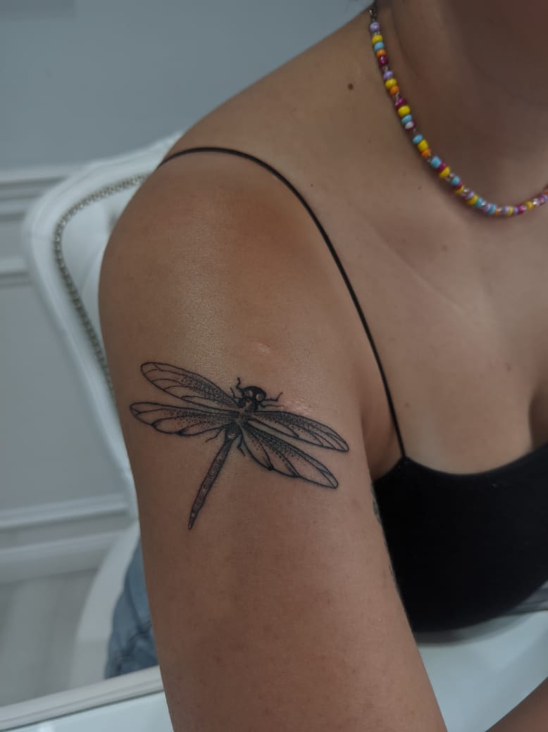 Tatuaje ilustrativo en blackwork, Pol77tattoo
