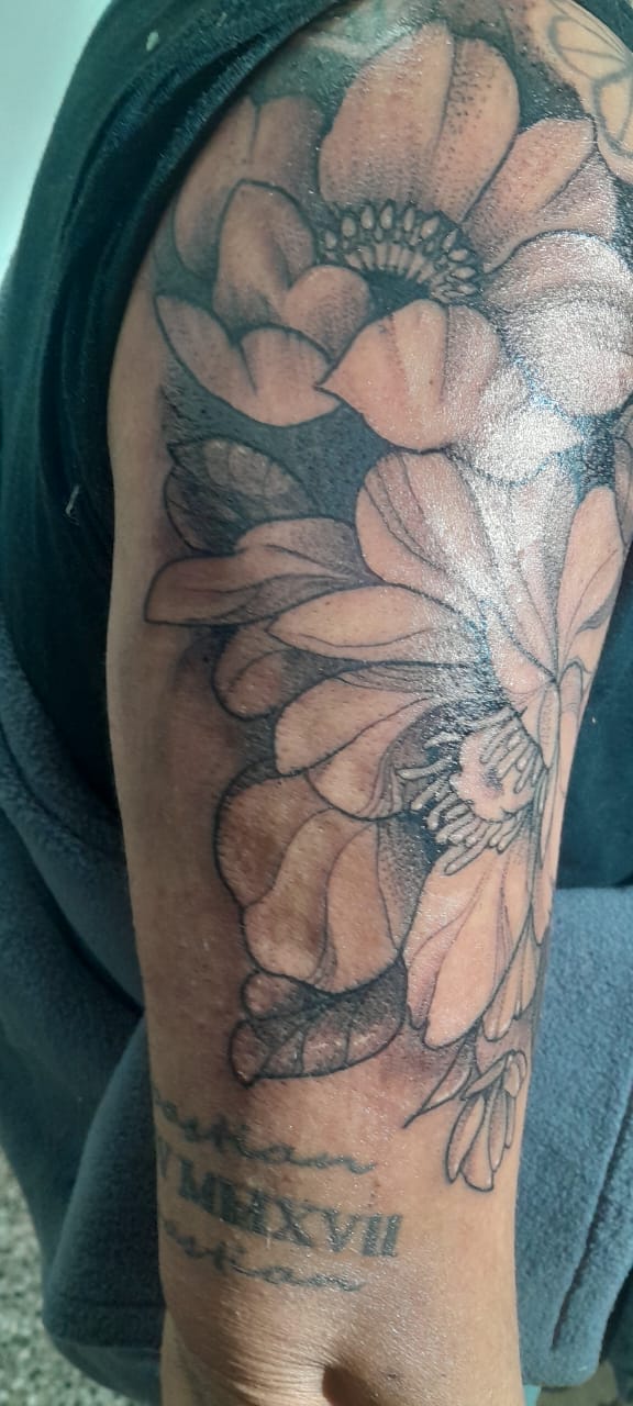 Tatuaje de libélula en línea fina, Pol77tattoo